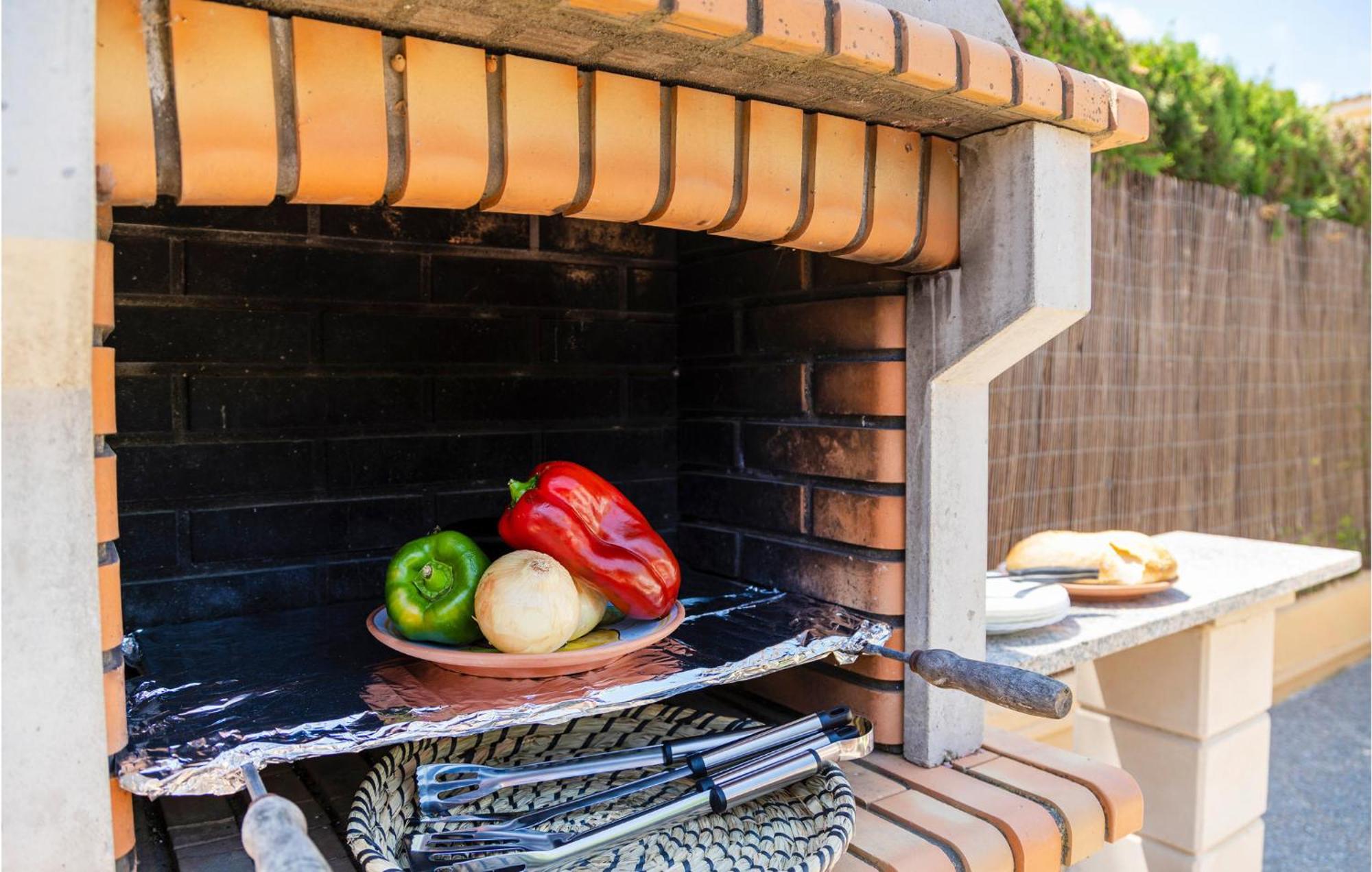 Semesterbostad Awesome In Cala Bona With Kitchen